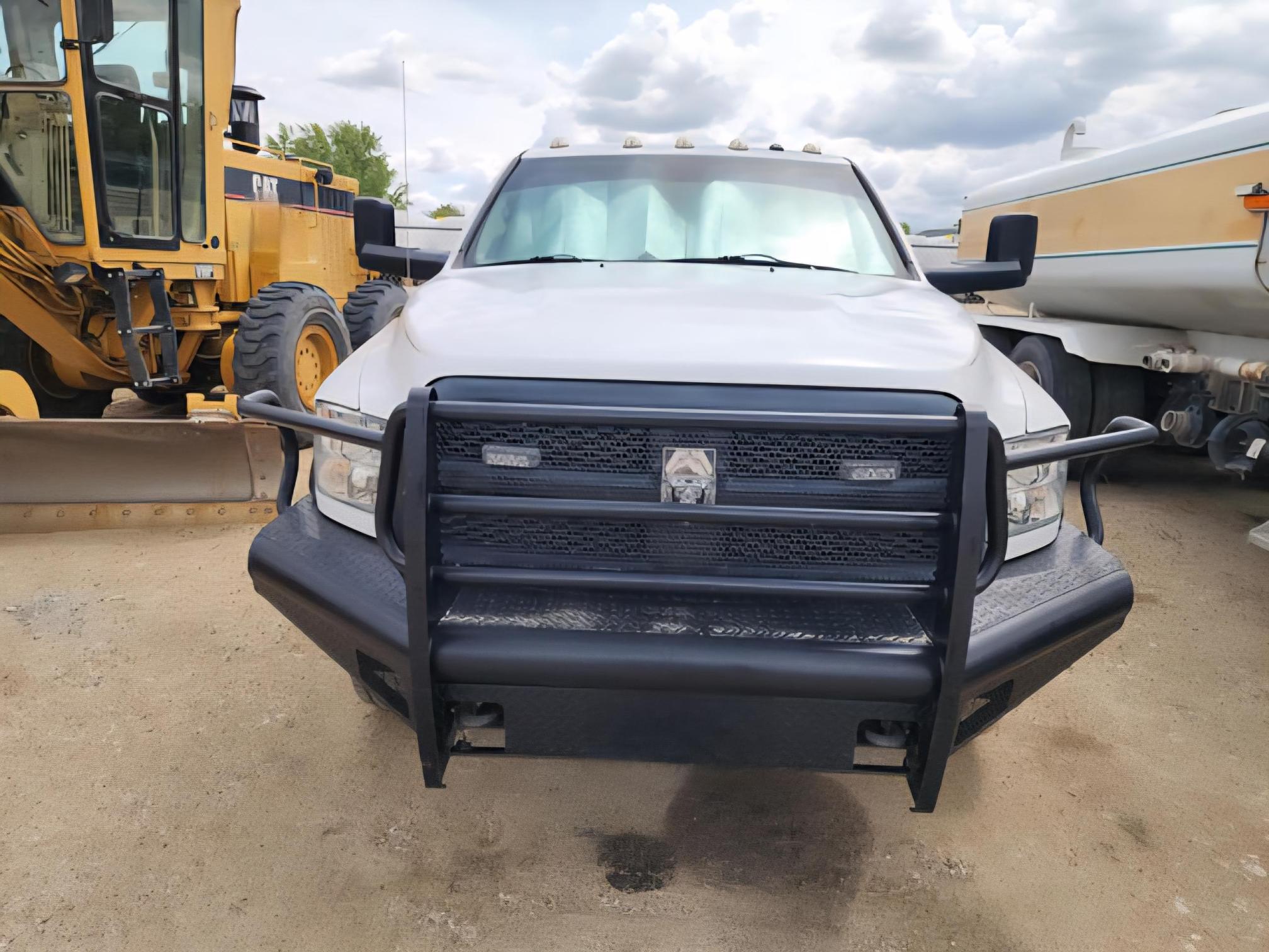 2015 RAM 3500 HD Flatbed Gooseneck - Image 4